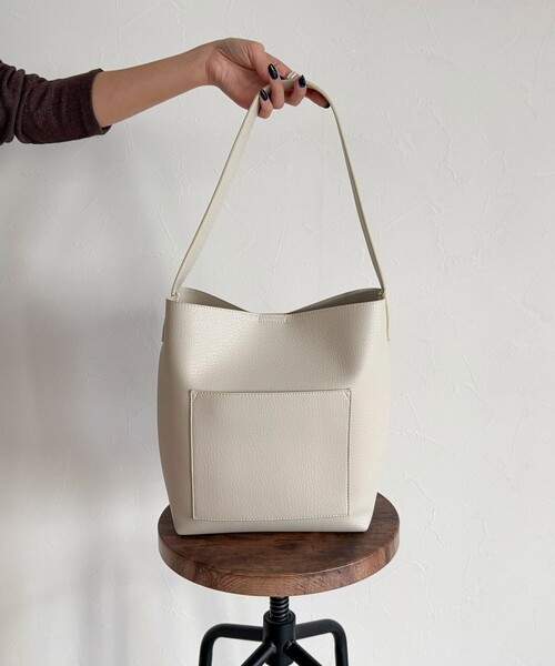 fredy emue（フレディエミュ）の「星刺しゅうフェイクレザーワンハンドルバッグ（トートバッグ・レディース・アイボリー/ブラック・FREE）」の10枚目の写真