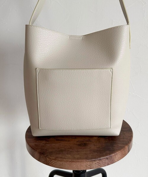 fredy emue（フレディエミュ）の「星刺しゅうフェイクレザーワンハンドルバッグ（トートバッグ・レディース・アイボリー/ブラック・FREE）」の11枚目の写真