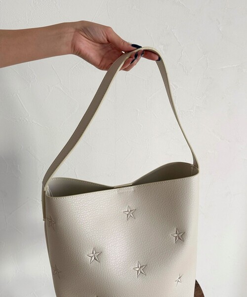 fredy emue（フレディエミュ）の「星刺しゅうフェイクレザーワンハンドルバッグ（トートバッグ・レディース・アイボリー/ブラック・FREE）」の12枚目の写真