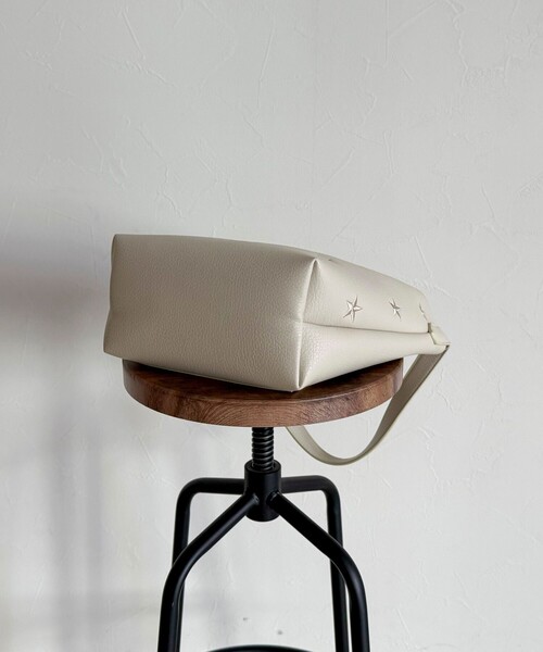 fredy emue（フレディエミュ）の「星刺しゅうフェイクレザーワンハンドルバッグ（トートバッグ・レディース・アイボリー/ブラック・FREE）」の13枚目の写真