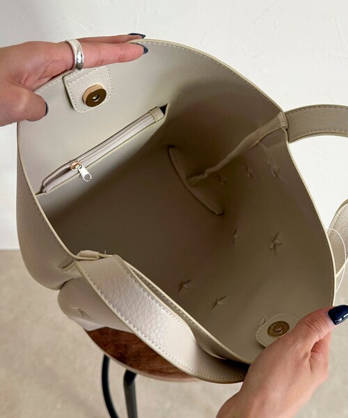 fredy emue（フレディエミュ）の「星刺しゅうフェイクレザーワンハンドルバッグ（トートバッグ・レディース・アイボリー/ブラック・FREE）」の14枚目の写真