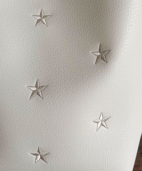 fredy emue（フレディエミュ）の「星刺しゅうフェイクレザーワンハンドルバッグ（トートバッグ・レディース・アイボリー/ブラック・FREE）」の17枚目の写真