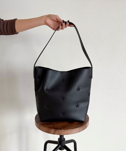 fredy emue（フレディエミュ）の「星刺しゅうフェイクレザーワンハンドルバッグ（トートバッグ・レディース・アイボリー/ブラック・FREE）」の18枚目の写真