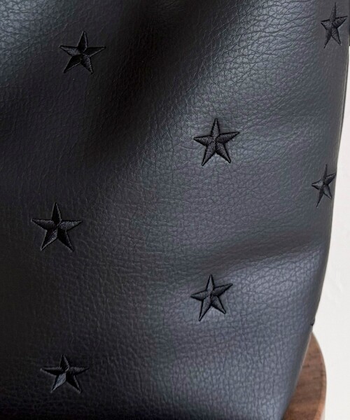 fredy emue（フレディエミュ）の「星刺しゅうフェイクレザーワンハンドルバッグ（トートバッグ・レディース・アイボリー/ブラック・FREE）」の20枚目の写真