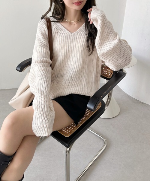 TREOVER（トレオーバー）の「ゆったりサイズでインナーを変えて楽しめる♪　サイドスリット　Vネックニットプルオーバー（ニット/セーター・レディース・ブラック/ピンクベージュ/ホワイト/ボルドー/ブラウン・FREE）」の2枚目の写真
