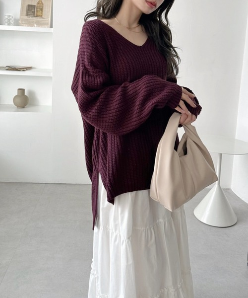 TREOVER（トレオーバー）の「ゆったりサイズでインナーを変えて楽しめる♪　サイドスリット　Vネックニットプルオーバー（ニット/セーター・レディース・ブラック/ピンクベージュ/ホワイト/ボルドー/ブラウン・FREE）」の5枚目の写真