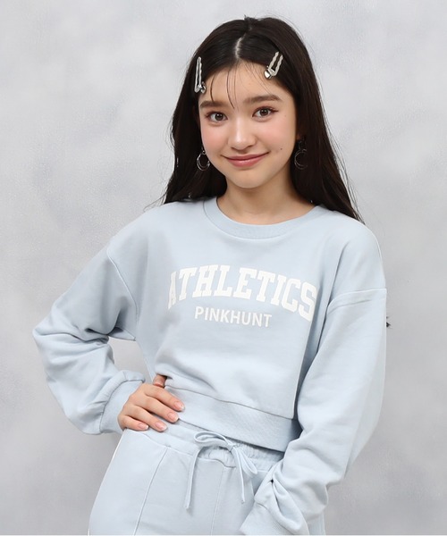 PINKHUNT（ピンクハント）の「PINKHUNT ピンクハント カレッジロゴショート丈トレーナー 0951K（ボトムス別売）（スウェット・キッズ・ブラック/ライトブルー/オフホワイト・120cm/130cm/140cm/150cm/160cm）」の3枚目の写真