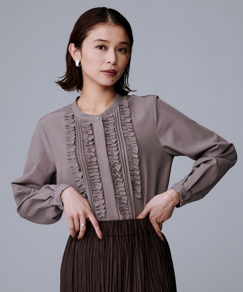 UNTITLED(アンタイトル)の「【1枚で着映え/オンオフ着回し】フリルサテンブラウス(シャツ/ブラウス・レディース・ダークグレー/ダークブラウン/ライトグレー/グリーン系/オフホワイト/パープル系/ブラウン系その他・00/02/04/44/48)」の5枚目の写真