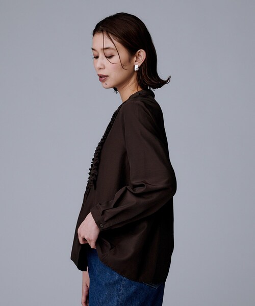 UNTITLED(アンタイトル)の「【1枚で着映え/オンオフ着回し】フリルサテンブラウス(シャツ/ブラウス・レディース・ダークグレー/ダークブラウン/ライトグレー/グリーン系/オフホワイト/パープル系/ブラウン系その他・00/02/04/44/48)」の22枚目の写真