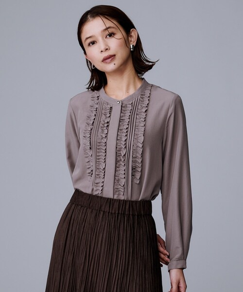 UNTITLED(アンタイトル)の「【1枚で着映え/オンオフ着回し】フリルサテンブラウス(シャツ/ブラウス・レディース・ダークグレー/ダークブラウン/ライトグレー/グリーン系/オフホワイト/パープル系/ブラウン系その他・00/02/04/44/48)」の19枚目の写真