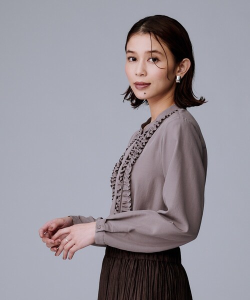 UNTITLED(アンタイトル)の「【1枚で着映え/オンオフ着回し】フリルサテンブラウス(シャツ/ブラウス・レディース・ダークグレー/ダークブラウン/ライトグレー/グリーン系/オフホワイト/パープル系/ブラウン系その他・00/02/04/44/48)」の18枚目の写真