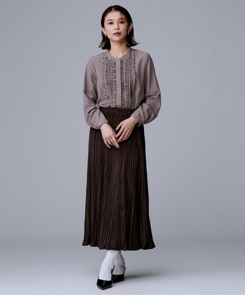 UNTITLED(アンタイトル)の「【1枚で着映え/オンオフ着回し】フリルサテンブラウス(シャツ/ブラウス・レディース・ダークグレー/ダークブラウン/ライトグレー/グリーン系/オフホワイト/パープル系/ブラウン系その他・00/02/04/44/48)」の17枚目の写真