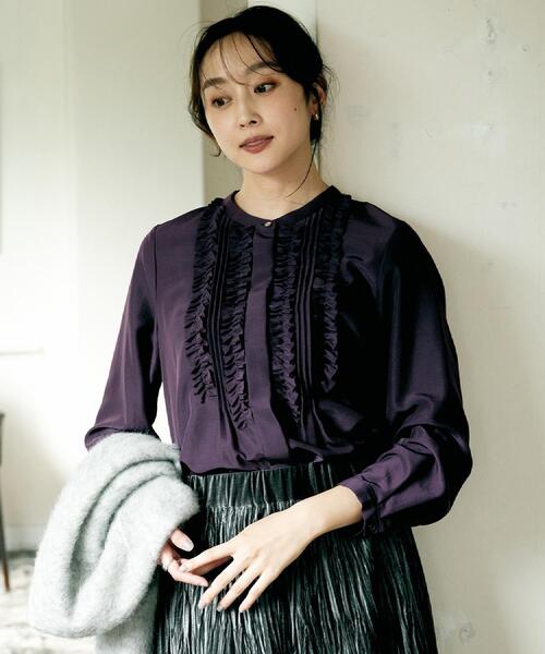 UNTITLED(アンタイトル)の「【1枚で着映え/オンオフ着回し】フリルサテンブラウス(シャツ/ブラウス・レディース・ダークグレー/ダークブラウン/ライトグレー/グリーン系/オフホワイト/パープル系/ブラウン系その他・00/02/04/44/48)」の15枚目の写真