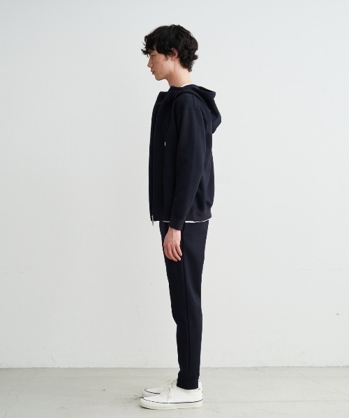 three dots（スリードッツ）の「ダンボールスウェットジップフーディ