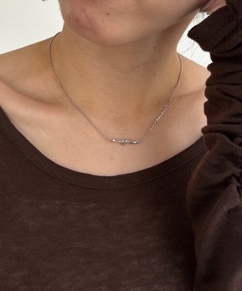 CAPRICIEUX LE'MAGE(カプリシューレマージュ)の「〈GOLDY/ゴールディ〉ノットバーネックレス(ネックレス・レディース・シルバー/ゴールド・FREE)」の3枚目の写真