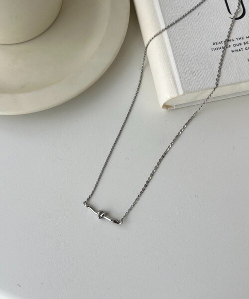 CAPRICIEUX LE'MAGE(カプリシューレマージュ)の「〈GOLDY/ゴールディ〉ノットバーネックレス(ネックレス・レディース・シルバー/ゴールド・FREE)」の4枚目の写真