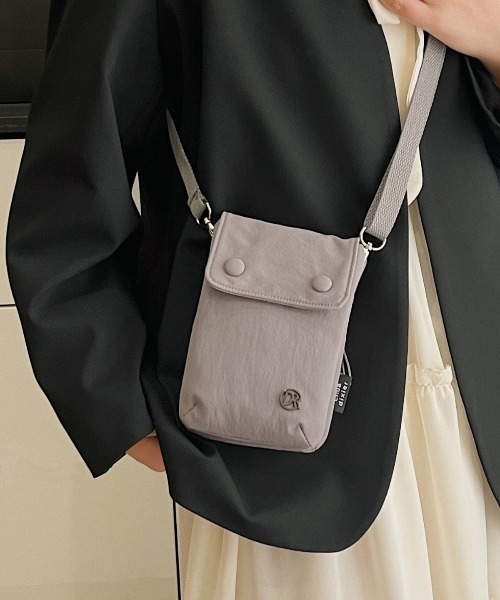 SHIBUYA Zy.(シブヤジー)の「Tilt Pocket縦型ミニショルダーバッグ(ショルダーバッグ・メンズ・ブルー系その他/ブラウン/グレー/ブラック/ブラウン系その他/カーキ/サックスブルー・FREE)」の8枚目の写真
