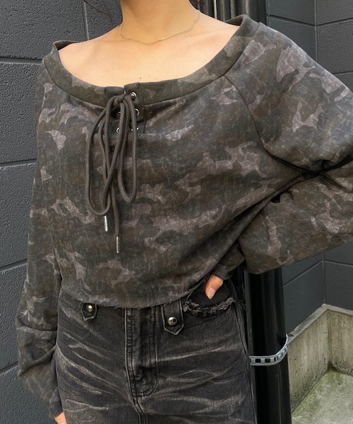 ROGER AND RAW(ロジャーアンドロウ)の「迷彩柄オフショルスウェットショートトップス(スウェット・レディース・グレー系カモフラージュ/グリーン系カモフラージュ・FREE)」の4枚目の写真