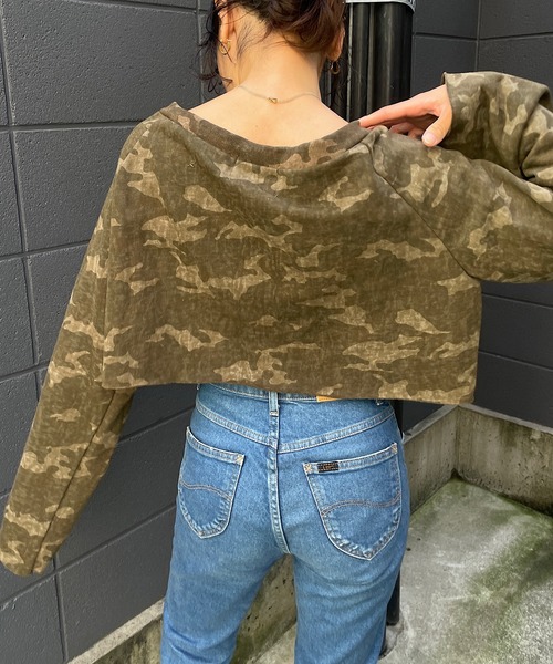 ROGER AND RAW(ロジャーアンドロウ)の「迷彩柄オフショルスウェットショートトップス(スウェット・レディース・グレー系カモフラージュ/グリーン系カモフラージュ・FREE)」の8枚目の写真