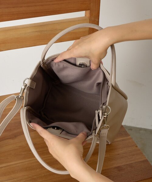 Jena espace merveilleux（ジェナ　エスパスメルヴェイユ）の「本革ポケットミニバッグ（トートバッグ・レディース・ベージュ/ブラック・FREE）」の11枚目の写真