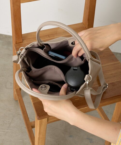 Jena espace merveilleux（ジェナ　エスパスメルヴェイユ）の「本革ポケットミニバッグ（トートバッグ・レディース・ベージュ/ブラック・FREE）」の13枚目の写真