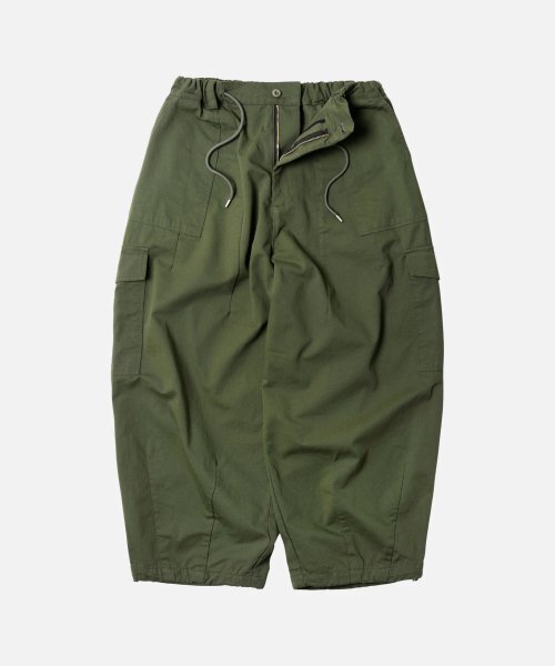 FRIZMWORKS(フリズムワークス)の「TWILL CARGO BALLOON PANTS _ OLIVE(スウェットパンツ・メンズ・その他・MEDIUM/LARGE/X-LARGE/SMALL)」の1枚目の写真