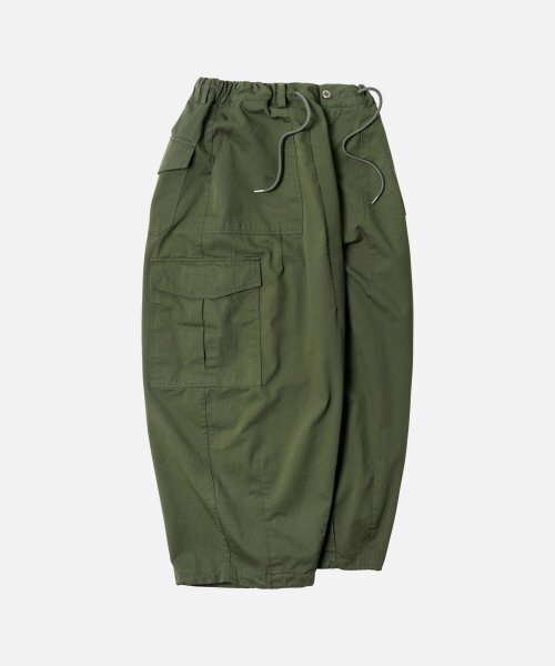 FRIZMWORKS(フリズムワークス)の「TWILL CARGO BALLOON PANTS _ OLIVE(スウェットパンツ・メンズ・その他・MEDIUM/LARGE/X-LARGE/SMALL)」の2枚目の写真
