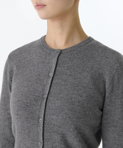 MUSINSA STANDARD WOMAN（ムシンサスタンダードウーマン）の「ウィメンズラムウールラウンドネッククロップカーディガン[ミディアムグレー]（カーディガン/ボレロ・レディース・その他・SMALL/MEDIUM/LARGE/X-SMALL）」の11枚目の写真