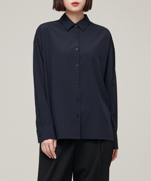 MUSINSA STANDARD WOMAN（ムシンサスタンダードウーマン）の「ウィメンズオーバーサイズシルキーシャツ[ダークネイビー]（シャツ/ブラウス・レディース・その他・SMALL/MEDIUM/LARGE/X-SMALL）」の2枚目の写真
