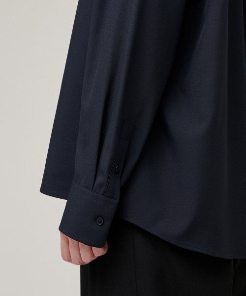 MUSINSA STANDARD WOMAN（ムシンサスタンダードウーマン）の「ウィメンズオーバーサイズシルキーシャツ[ダークネイビー]（シャツ/ブラウス・レディース・その他・SMALL/MEDIUM/LARGE/X-SMALL）」の6枚目の写真