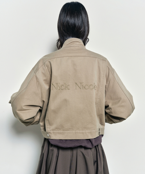 NICK&NICOLE(ニックアンドニコール)の「DENIM CROP UTILITY JACKET_KHAKI(ナイロンジャケット・レディース・カーキ・FREE)」の2枚目の写真