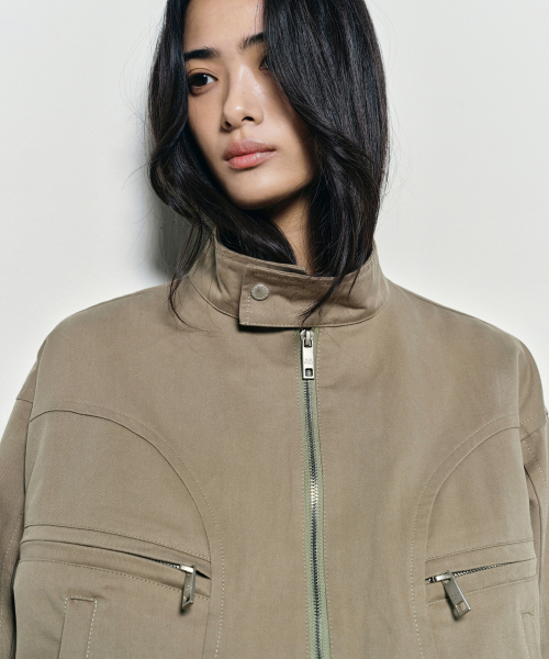 NICK&NICOLE(ニックアンドニコール)の「DENIM CROP UTILITY JACKET_KHAKI(ナイロンジャケット・レディース・カーキ・FREE)」の3枚目の写真