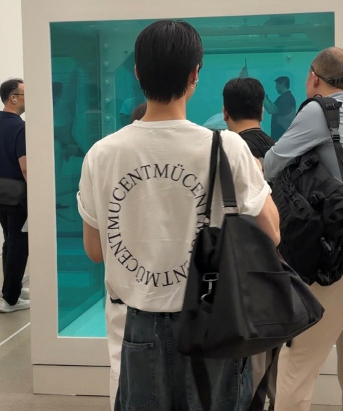 MUCENT(ムセント)の「シグニチャーバックラウンド円形ロゴルーズフィット半袖Tシャツ(ホワイト)(Tシャツ/カットソー・メンズ・ホワイト・LARGE/MEDIUM/X-LARGE)」の1枚目の写真