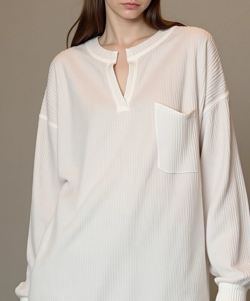 cammie(キャミー)の「Vネックプリーツトップス(Tシャツ/カットソー・レディース・ホワイト/ブラック・L/M)」の1枚目の写真