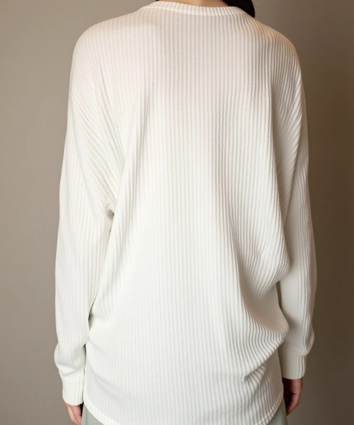 cammie(キャミー)の「Vネックプリーツトップス(Tシャツ/カットソー・レディース・ホワイト/ブラック・L/M)」の3枚目の写真