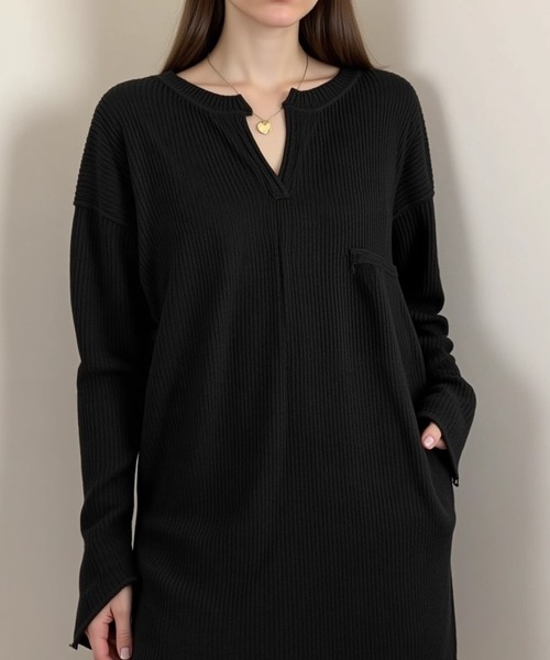 cammie(キャミー)の「Vネックプリーツトップス(Tシャツ/カットソー・レディース・ホワイト/ブラック・L/M)」の4枚目の写真