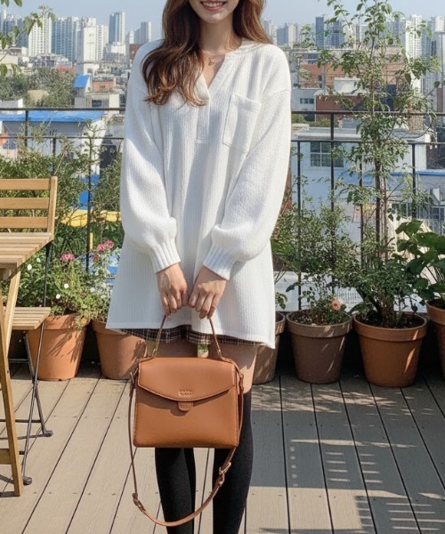 cammie(キャミー)の「Vネックプリーツトップス(Tシャツ/カットソー・レディース・ホワイト/ブラック・L/M)」の9枚目の写真