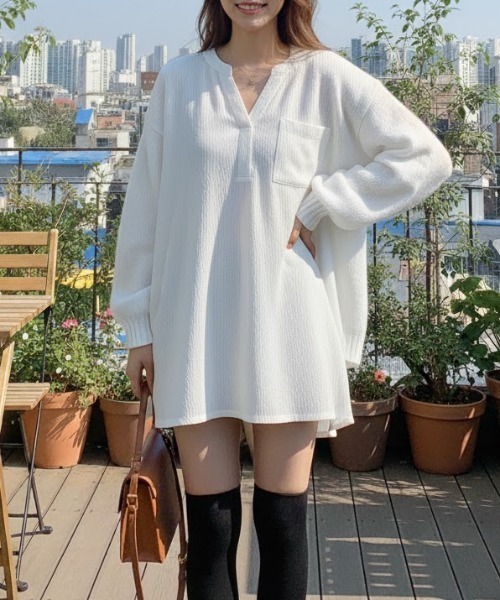 cammie(キャミー)の「Vネックプリーツトップス(Tシャツ/カットソー・レディース・ホワイト/ブラック・L/M)」の6枚目の写真