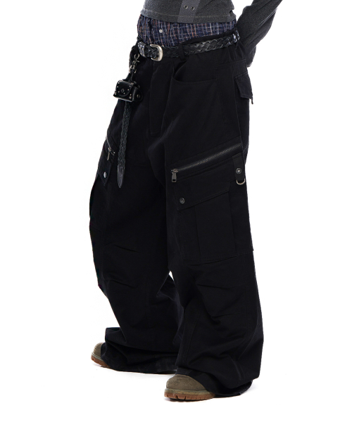 AAKAM(アーカム)の「Knee Pin-Tuck Zippered Cargo Pants (Black)(その他パンツ・レディース・その他・2/1)」の4枚目の写真