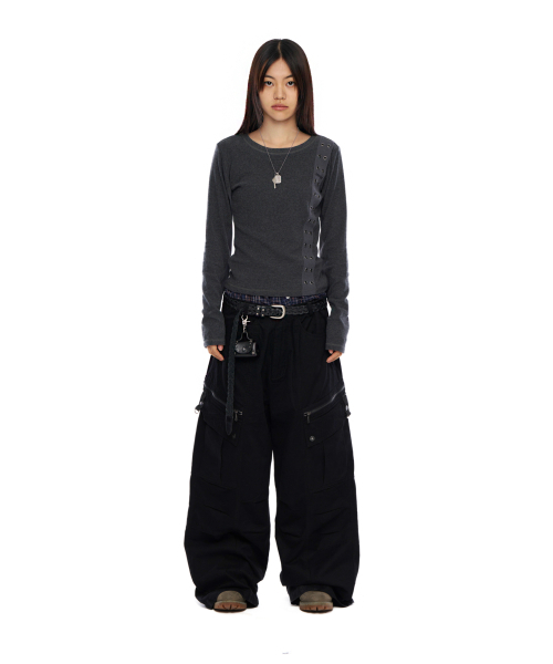 AAKAM(アーカム)の「Knee Pin-Tuck Zippered Cargo Pants (Black)(その他パンツ・レディース・その他・2/1)」の5枚目の写真