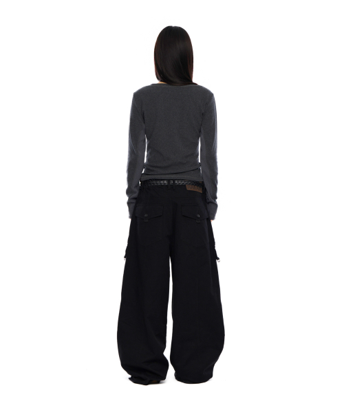 AAKAM(アーカム)の「Knee Pin-Tuck Zippered Cargo Pants (Black)(その他パンツ・レディース・その他・2/1)」の6枚目の写真