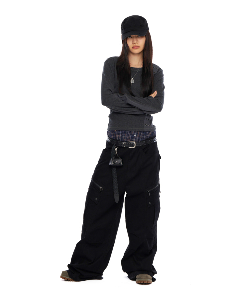 AAKAM(アーカム)の「Knee Pin-Tuck Zippered Cargo Pants (Black)(その他パンツ・レディース・その他・2/1)」の8枚目の写真