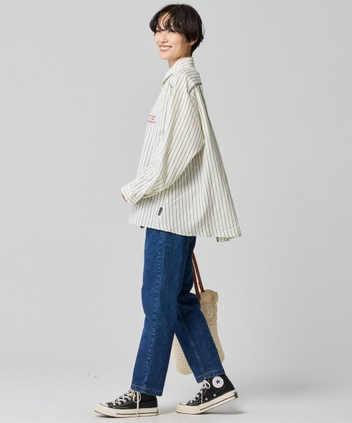 KRIFF MAYER Lady's Collection（クリフメイヤーレディースコレクション）の「ロールアップ ストライプシャツ / ビッグシルエットシャツ（シワになりにくい・英字刺繍・Aライン）（シャツ/ブラウス・レディース・サックスブルー/ベージュ/ピンク/オフホワイト・MEDIUM/LARGE）」の20枚目の写真