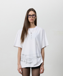 THREE TO EIGHTY（スリートゥエイティー）の「SNAP BELT GRAPHIC TEE WHITE（Tシャツ/カットソー）」