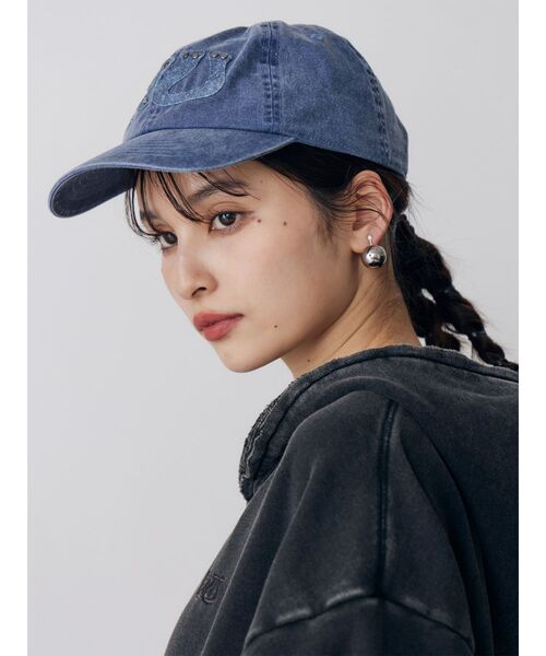 MURUA(ムルーア)の「パッチロゴスタッズキャップ(キャップ・レディース・ベージュ/ブラック/ブルー・FREE)」の3枚目の写真