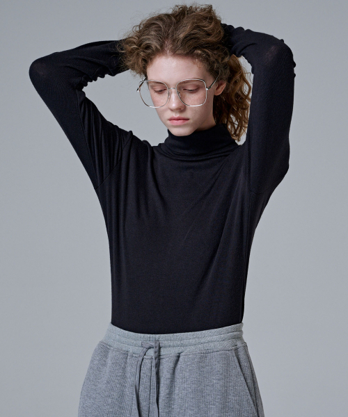 MALOUPE(マロップ)の「5109 テクスチャーロールネックTシャツ (ブラック)(Tシャツ/カットソー・レディース・ブラック・FREE)」の2枚目の写真