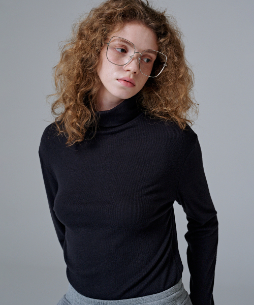 MALOUPE(マロップ)の「5109 テクスチャーロールネックTシャツ (ブラック)(Tシャツ/カットソー・レディース・ブラック・FREE)」の3枚目の写真