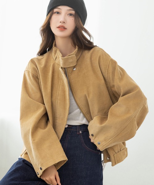 DAY CLOSET（デイ クローゼット）の「【2WAYスタンドカラー】裾ゴムと袖タックで引き締めシルエット。長袖 スナップボタン×ジップ コーデュロイ ジャケット レディース（ブルゾン・レディース・ベージュ/チャコールグレー・FREE）」の2枚目の写真