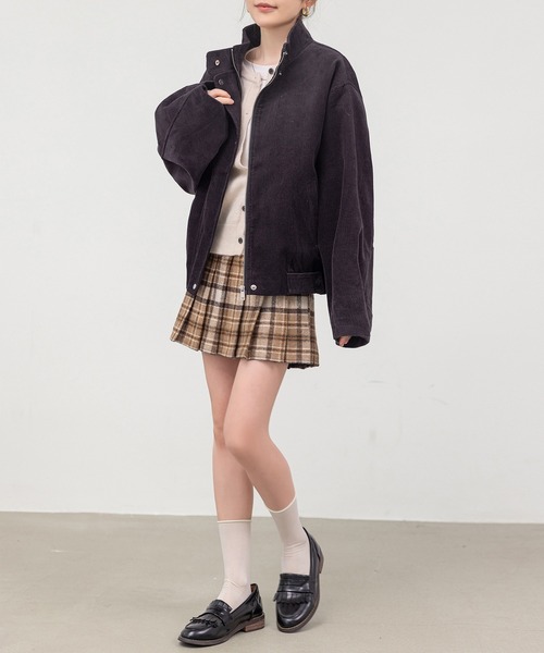 DAY CLOSET（デイ クローゼット）の「【2WAYスタンドカラー】裾ゴムと袖タックで引き締めシルエット。長袖 スナップボタン×ジップ コーデュロイ ジャケット レディース（ブルゾン・レディース・ベージュ/チャコールグレー・FREE）」の7枚目の写真