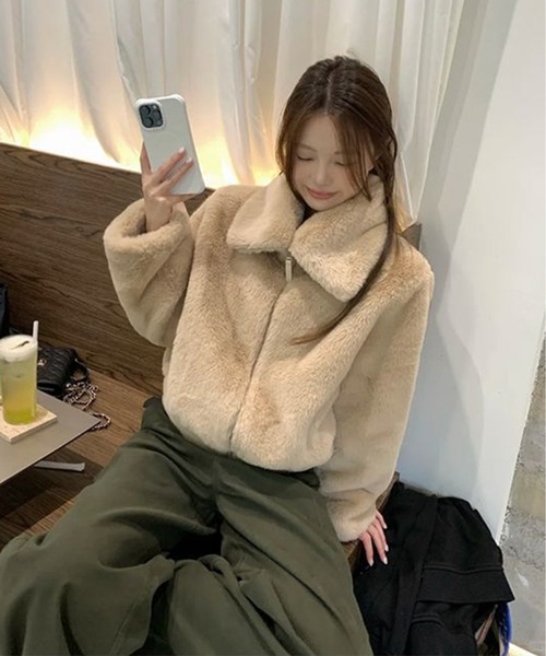 AsheKsha(アシクシャ)の「ラペル付きファー付きショートジャケット(ブルゾン・レディース・オフホワイト・M)」の5枚目の写真